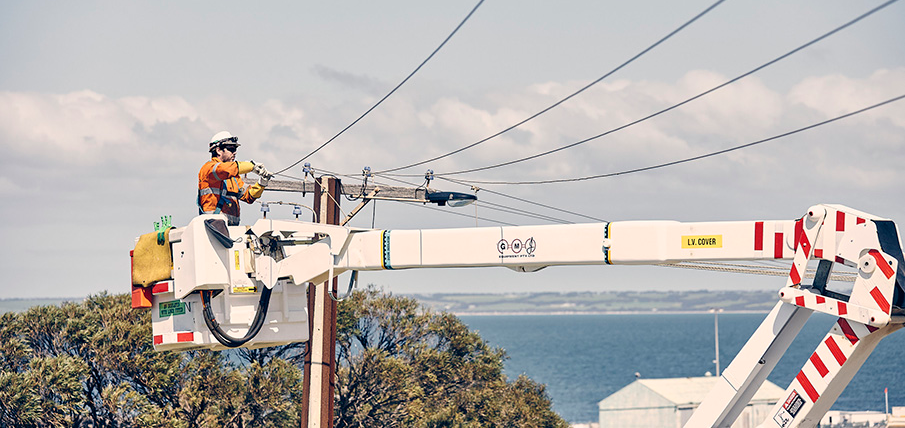 Electrician to powerline news hero 905 x 428 Electrician to powerline news hero 905 x 428